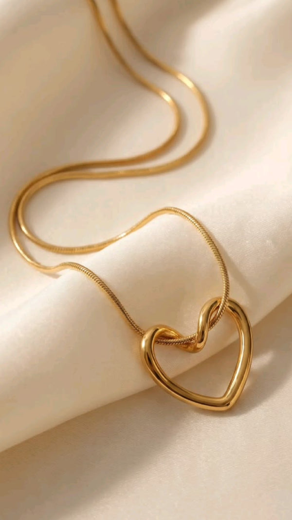 Golden Heart Pendant Necklace – Elegant Love Heart Chain